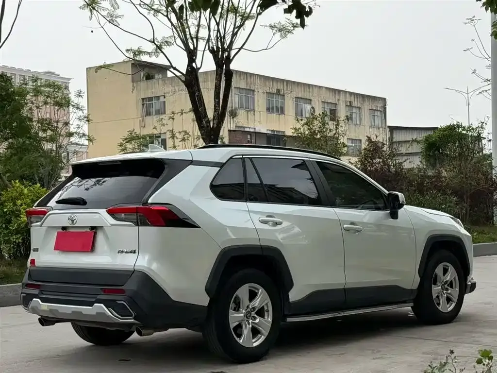 Toyota RAV4 — фото 6