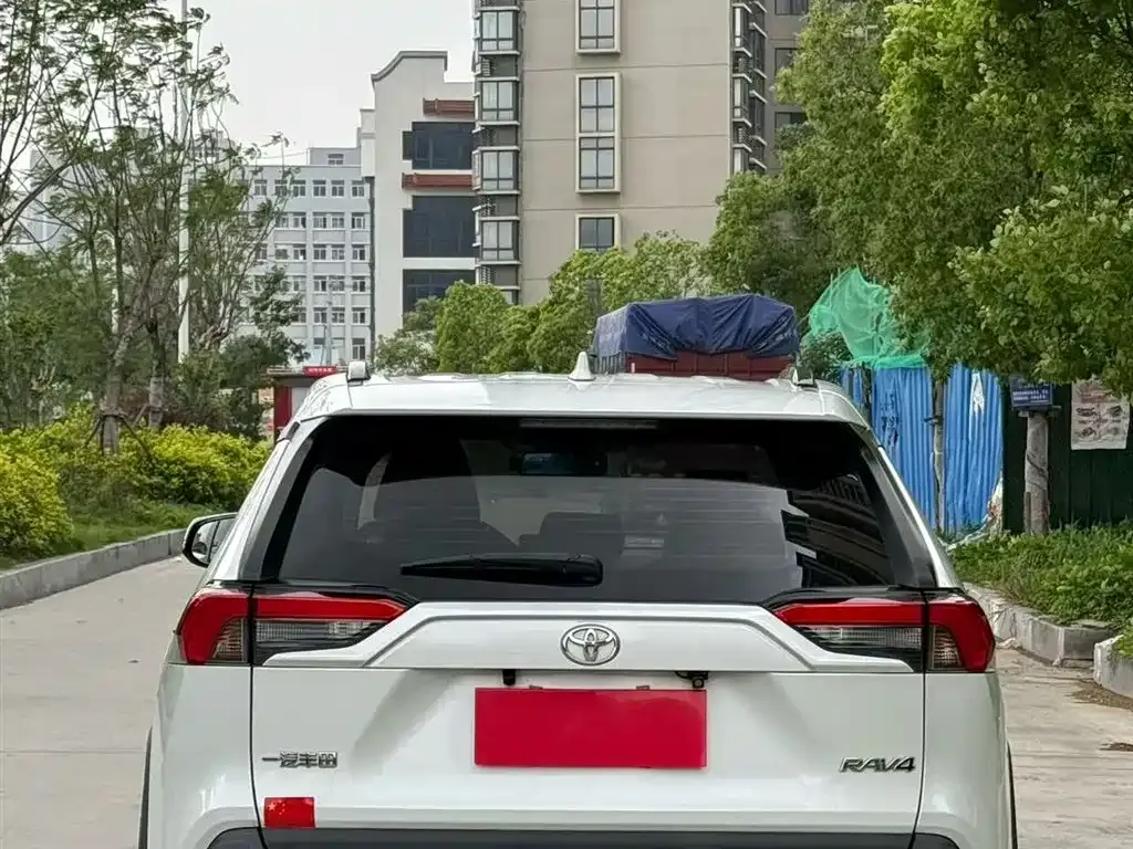 Toyota RAV4 — фото 7