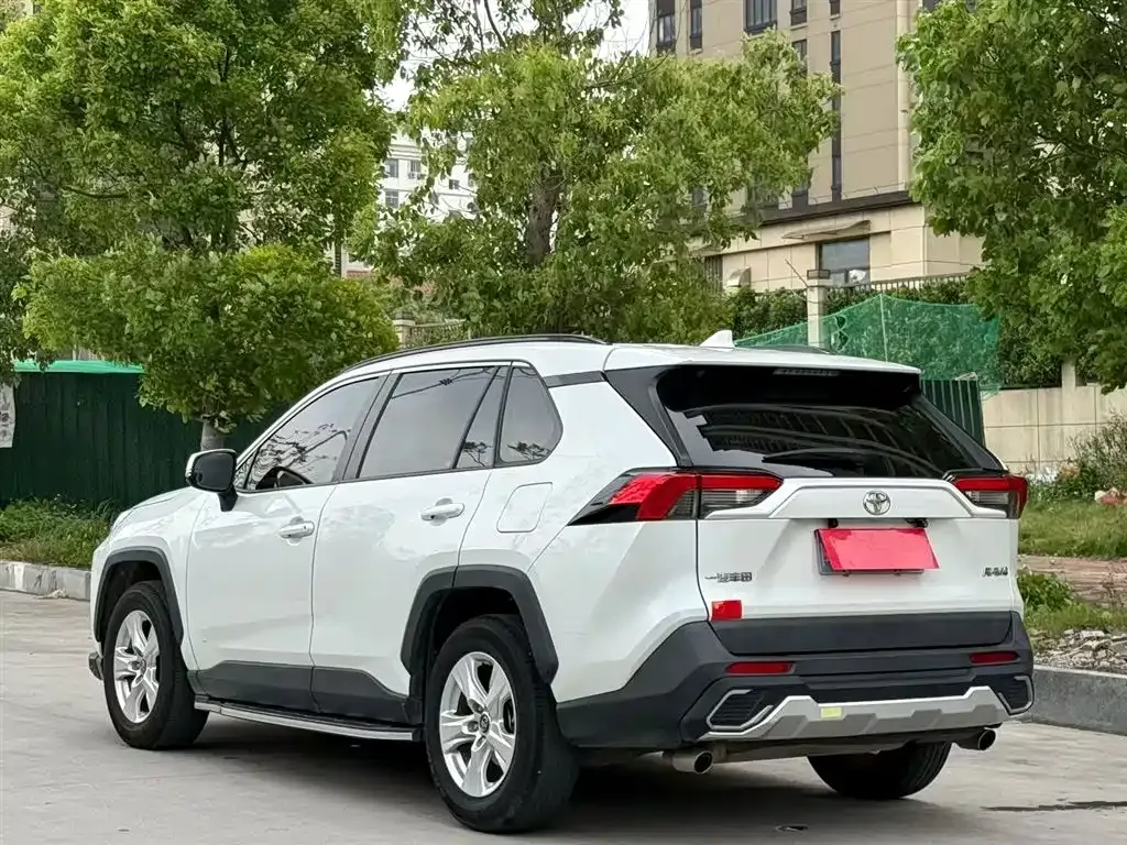 Toyota RAV4 — фото 9