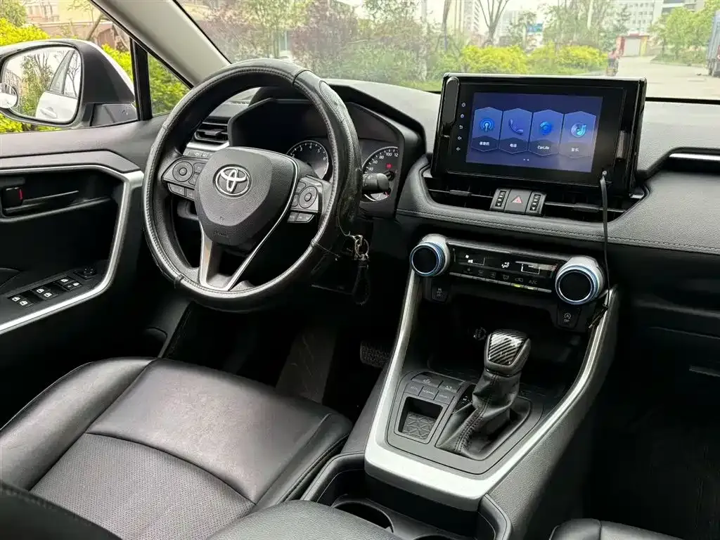 Toyota RAV4 — фото 5