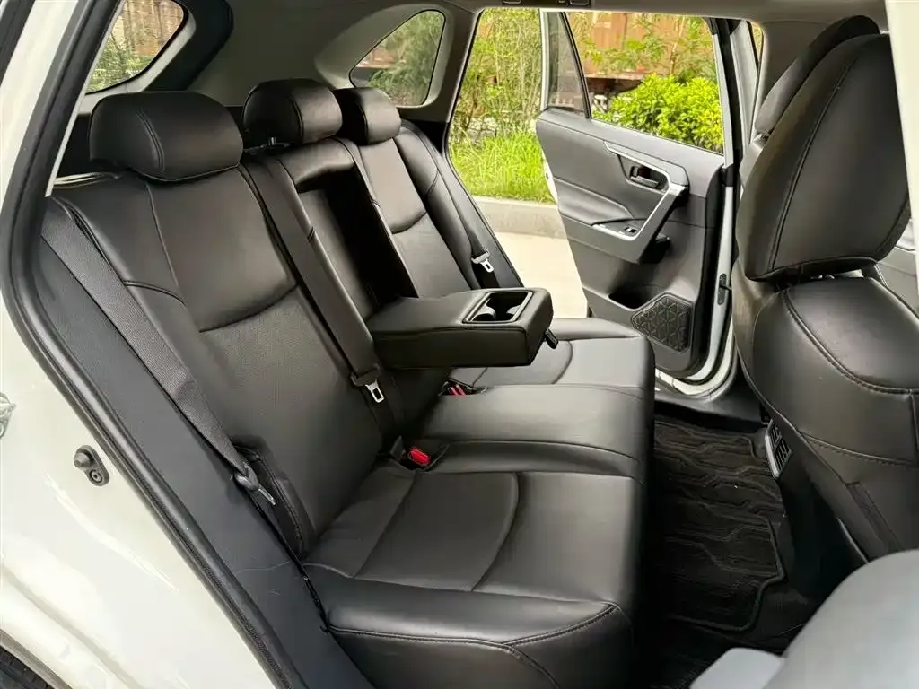 Toyota RAV4 — фото 2