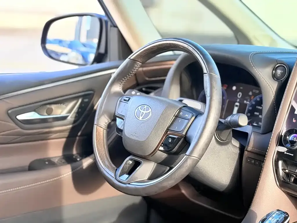 Toyota Alphard — фото 3