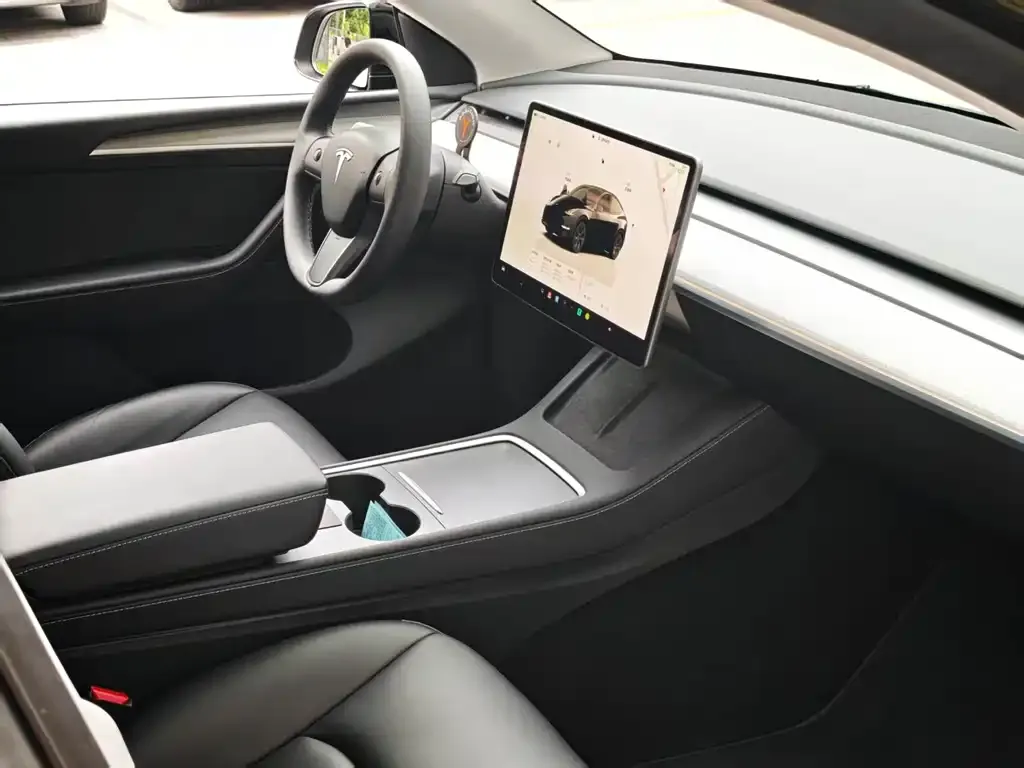Tesla Model Y — фото 4