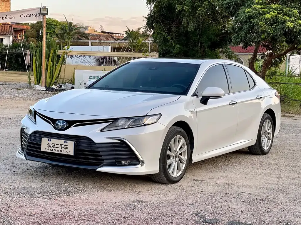 Toyota Camry — фото 1