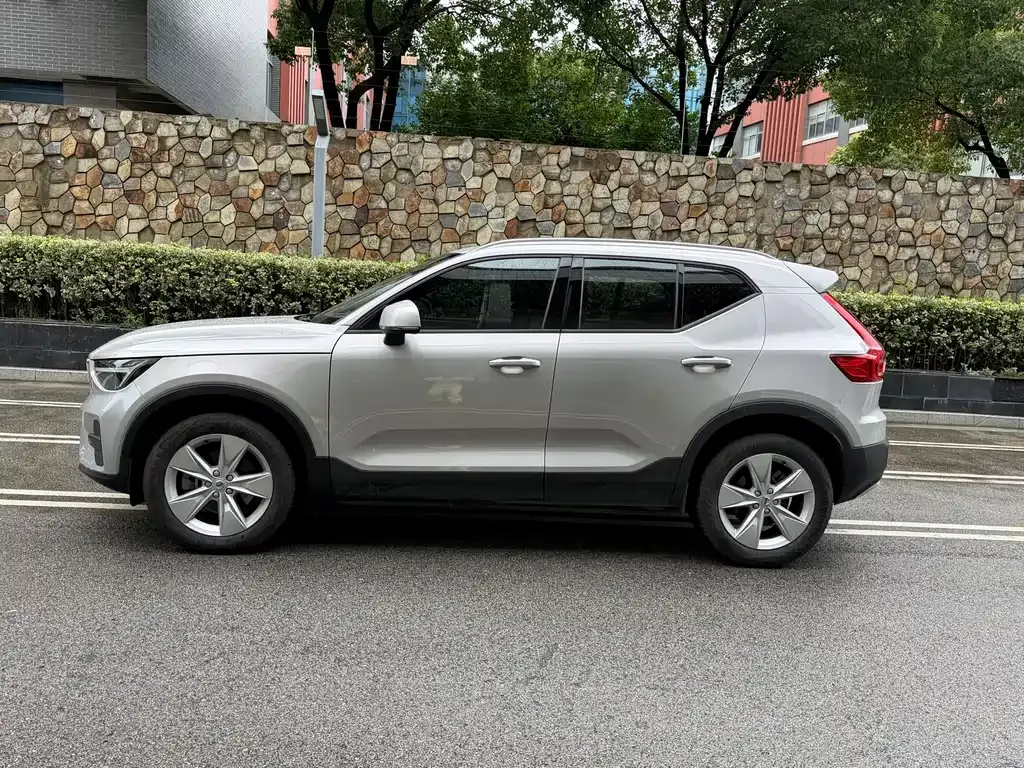 Volvo XC40 — фото 8