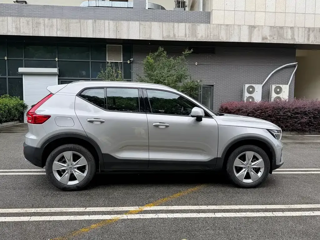Volvo XC40 — фото 7