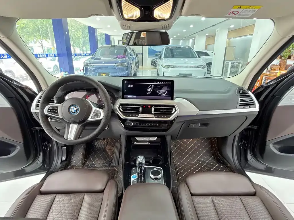 BMW iX3 — фото 10
