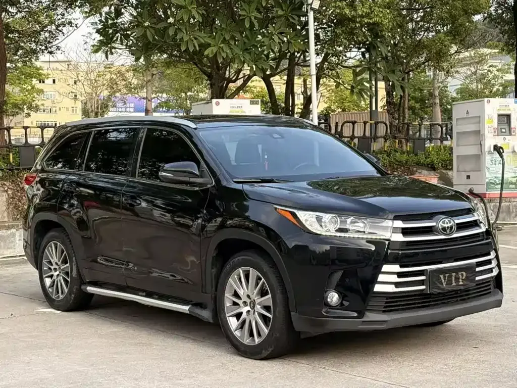 Toyota Highlander — фото 1