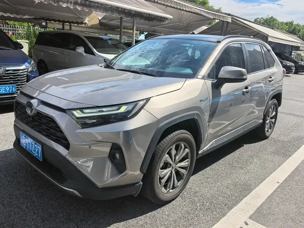 Toyota RAV4 — фото 1