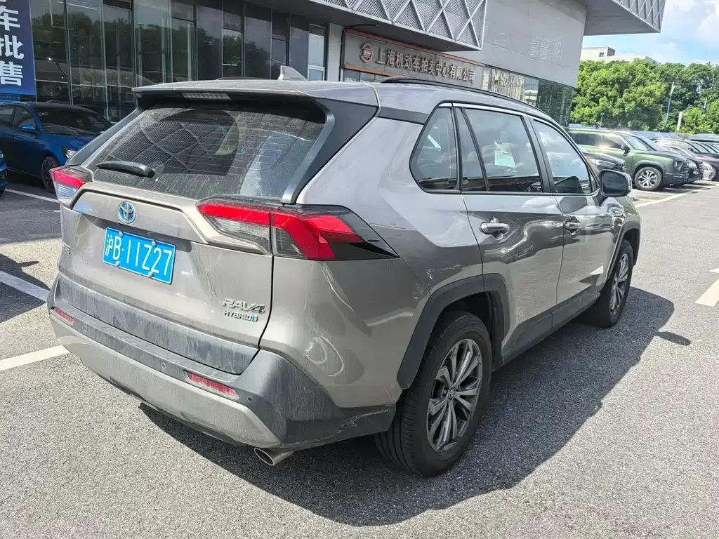 Toyota RAV4 — фото 5