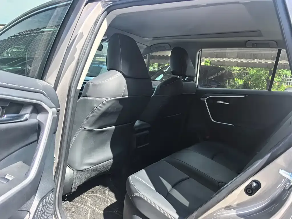 Toyota RAV4 — фото 3