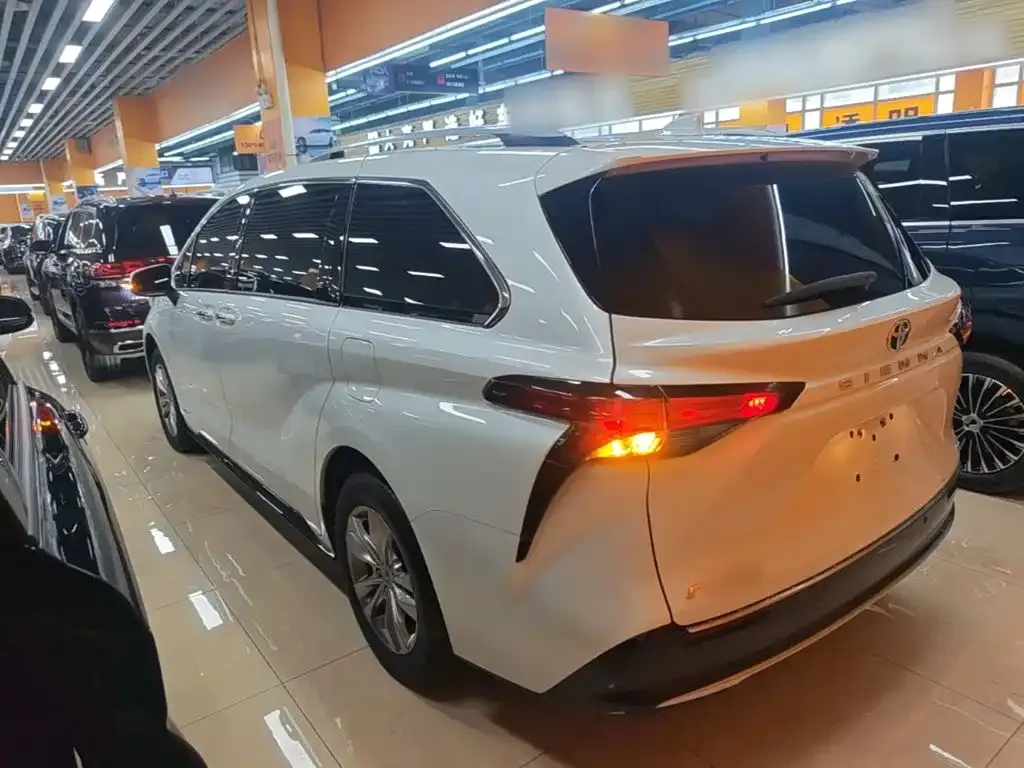 Toyota Sienna — фото 6