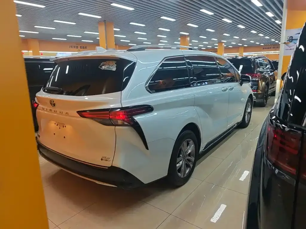 Toyota Sienna — фото 2
