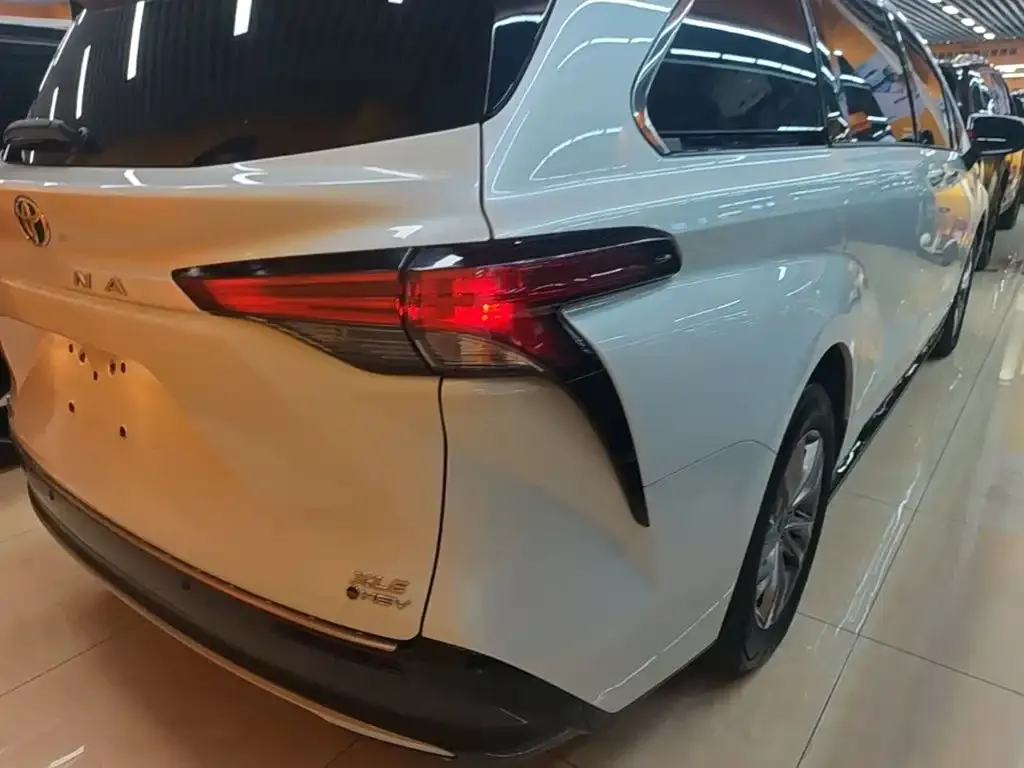 Toyota Sienna — фото 3