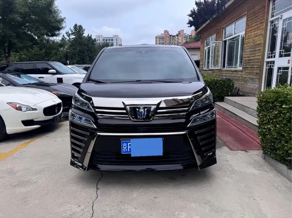 Toyota Vellfire — фото 1