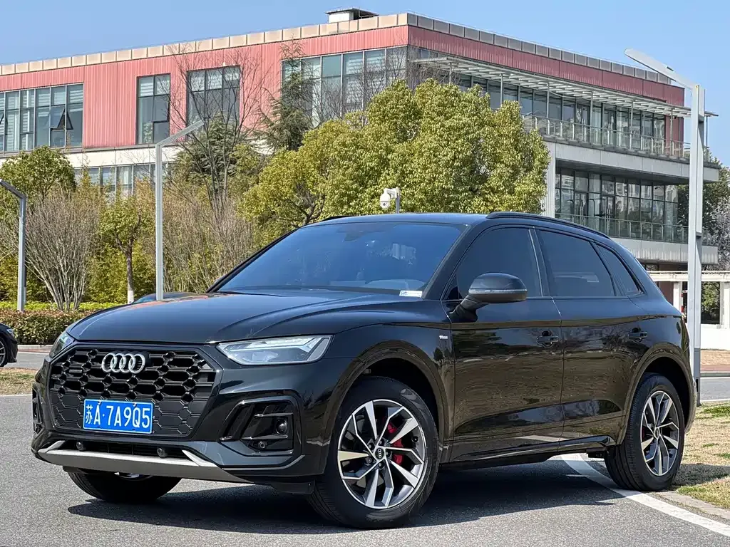 Audi Q5L — фото 1