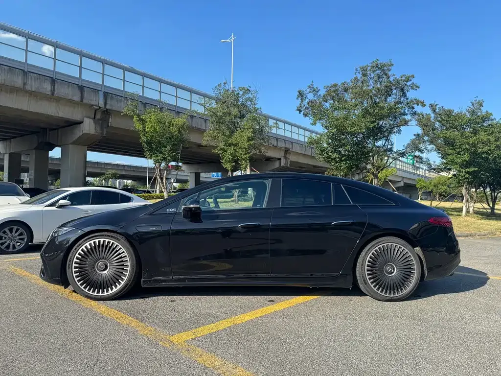 Mercedes-Benz EQS AMG — фото 7