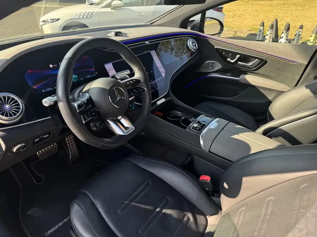 Mercedes-Benz EQS AMG — фото 9