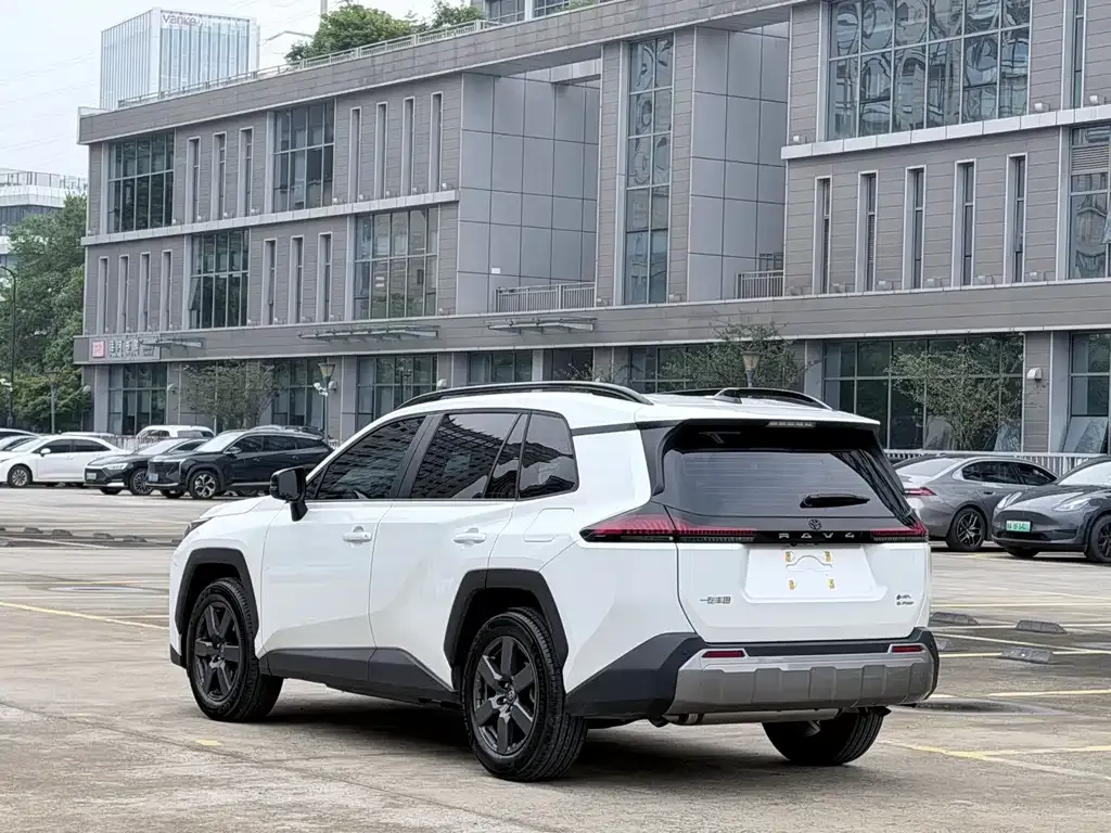 Toyota RAV4 — фото 5