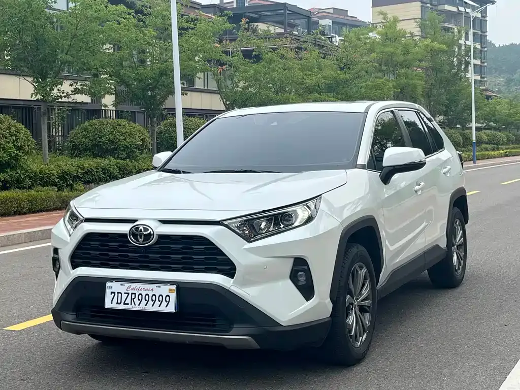 Toyota RAV4 — фото 1