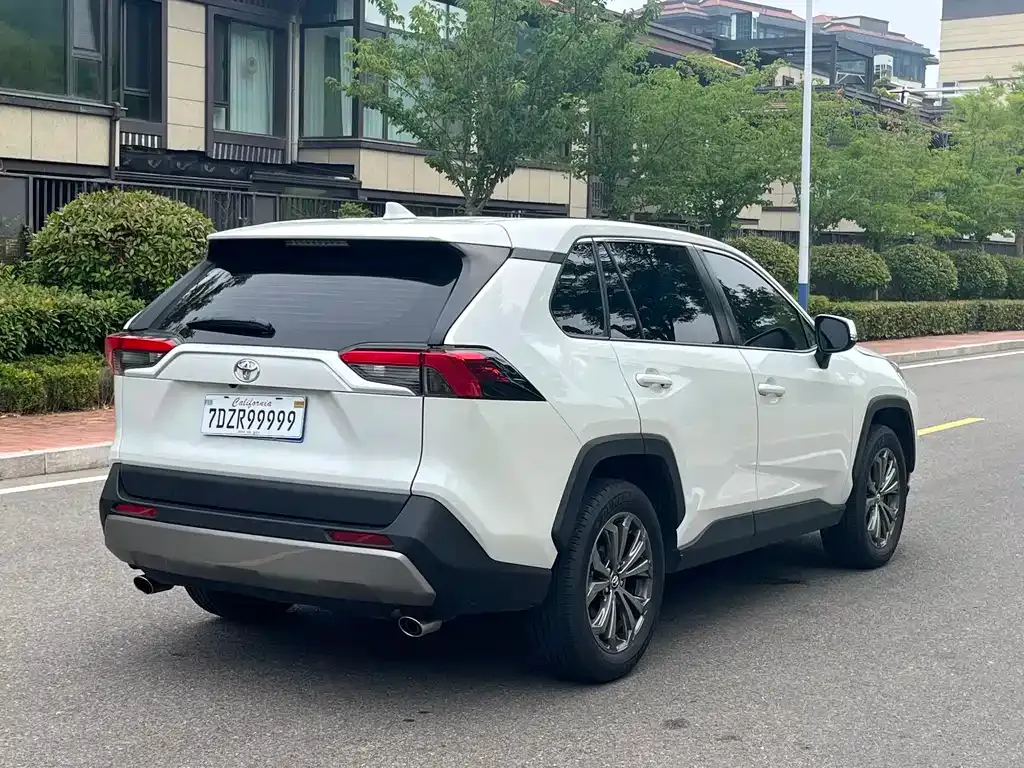 Toyota RAV4 — фото 9