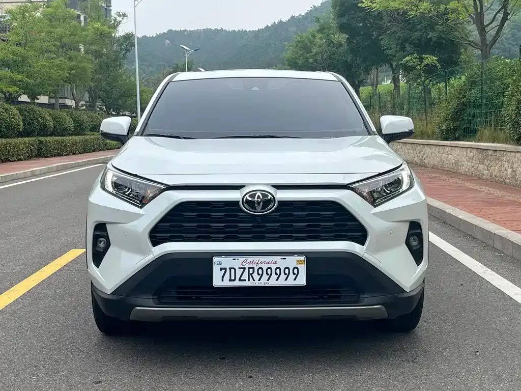 Toyota RAV4 — фото 7