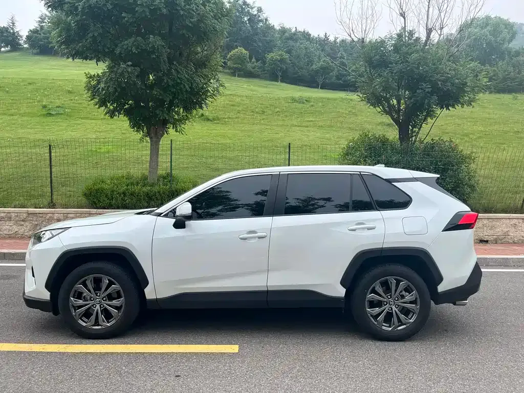 Toyota RAV4 — фото 10