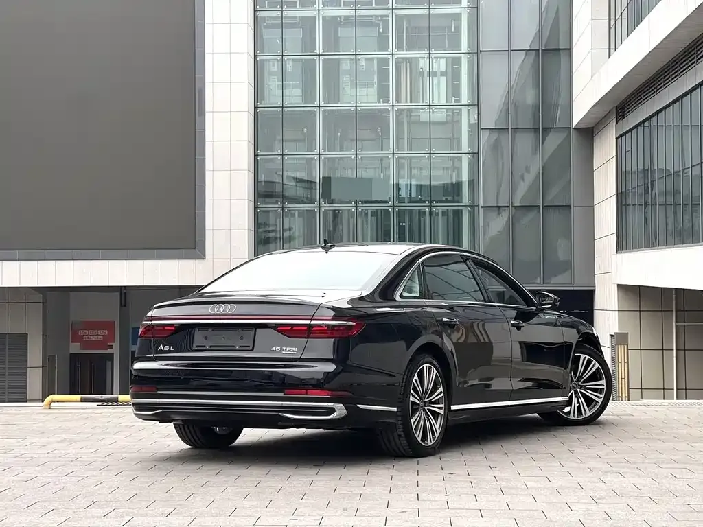 Audi A8 — фото 3