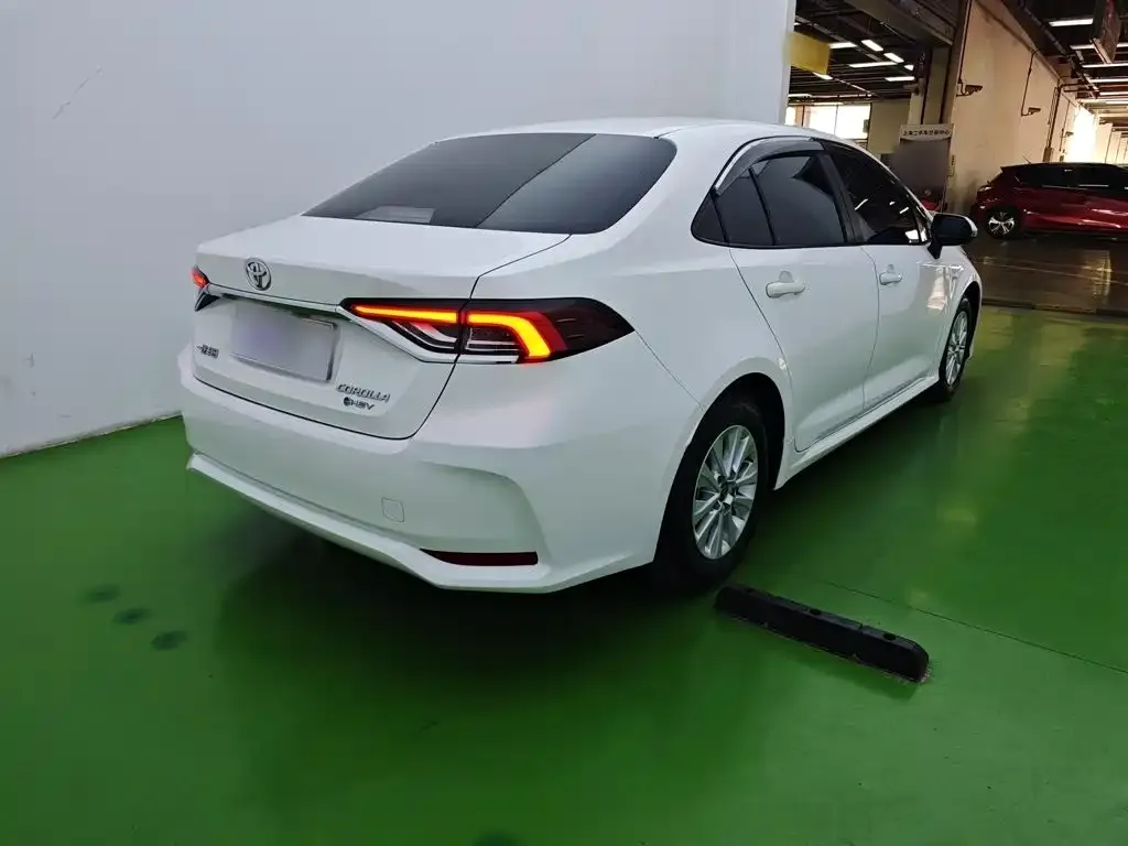 Toyota Corolla — фото 10