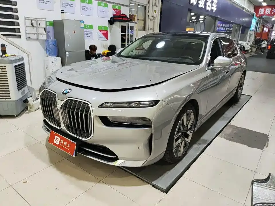 BMW 7 Series — фото 1