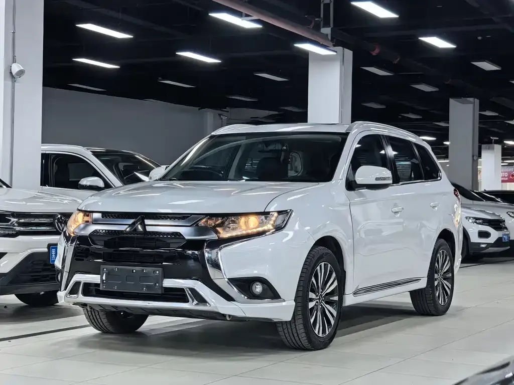 Mitsubishi Outlander — фото 1