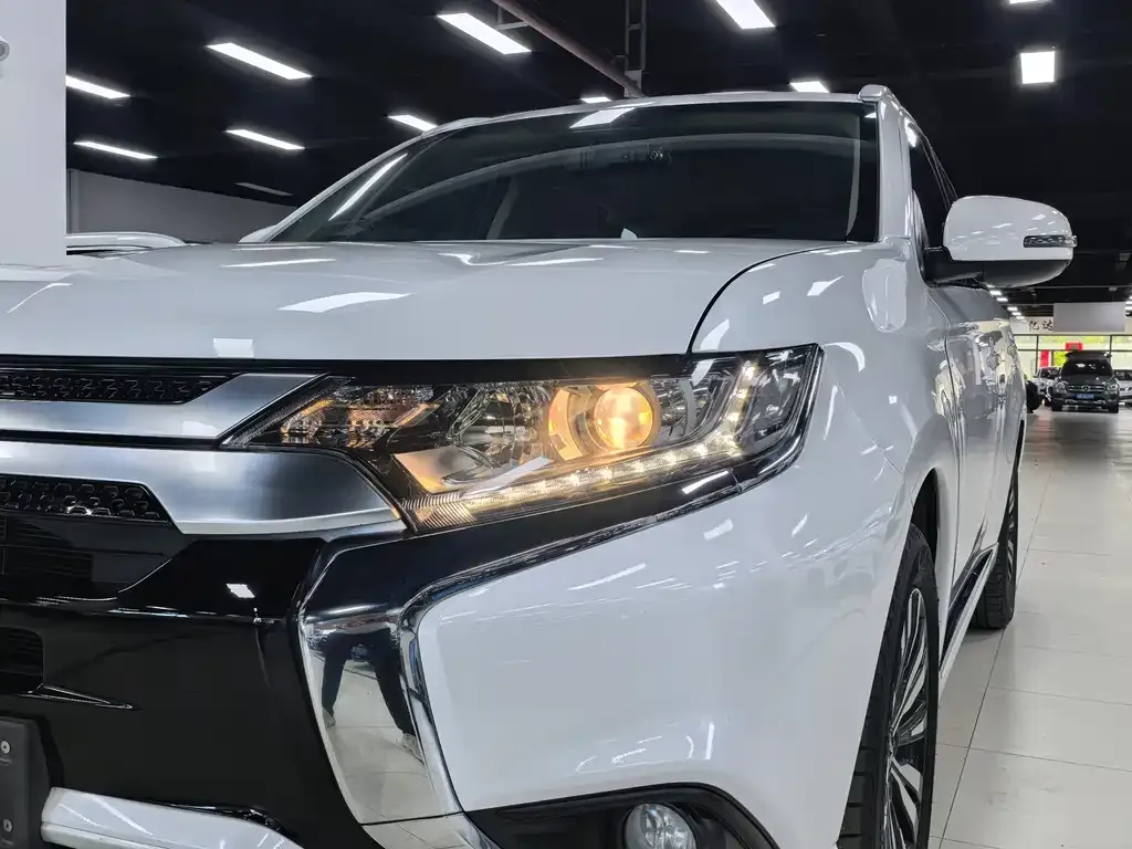 Mitsubishi Outlander — фото 9