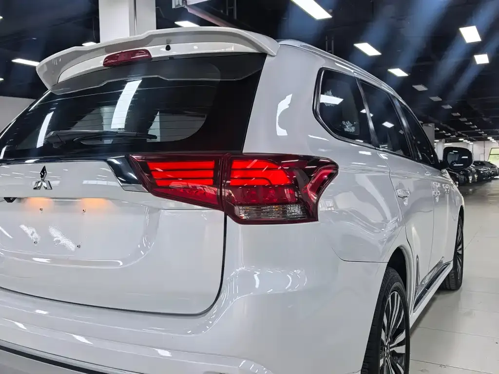 Mitsubishi Outlander — фото 10