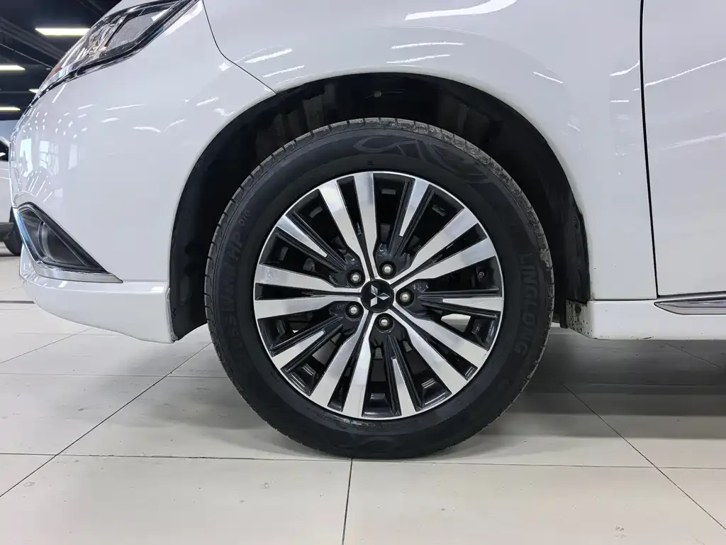 Mitsubishi Outlander — фото 2