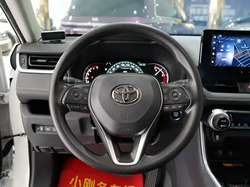 Toyota RAV4 — фото 7