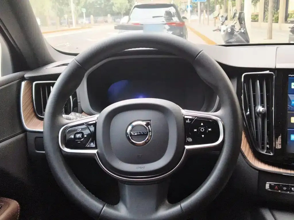 Volvo XC60 — фото 9