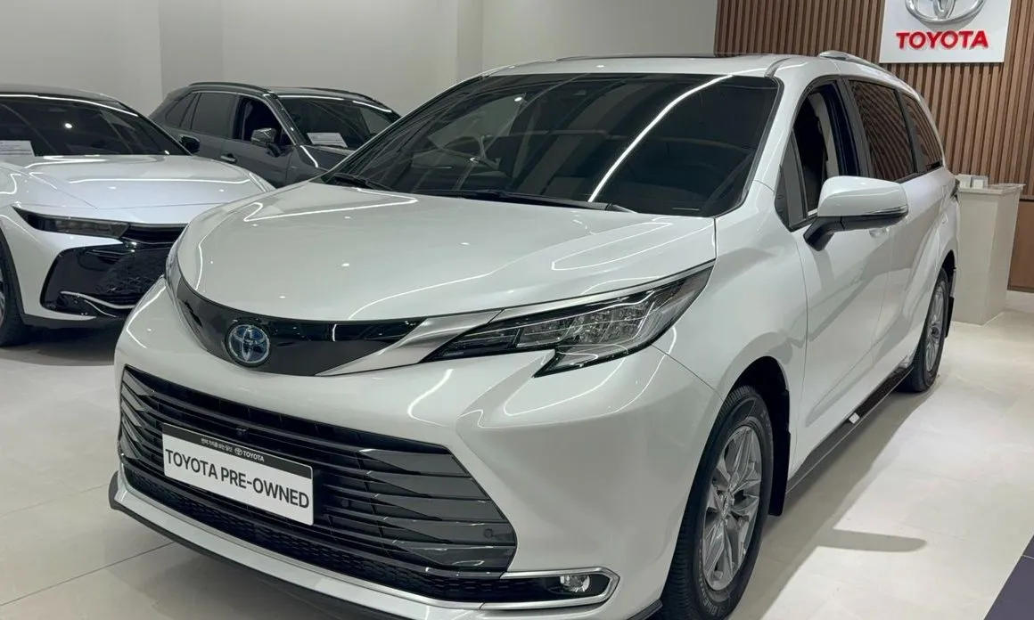 Toyota Sienna — фото 1
