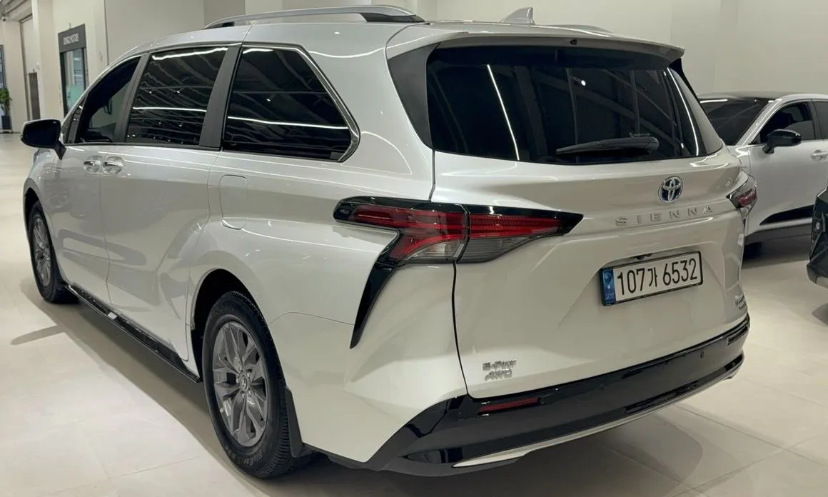 Toyota Sienna — фото 2