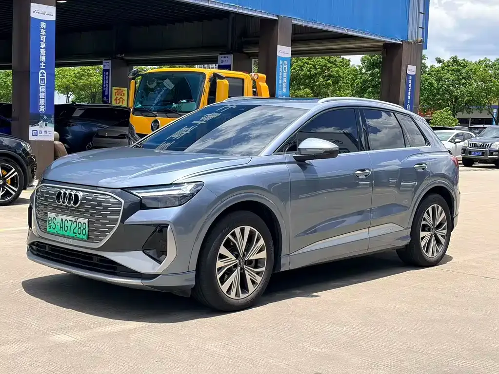 Audi Q4 e-tron — фото 1