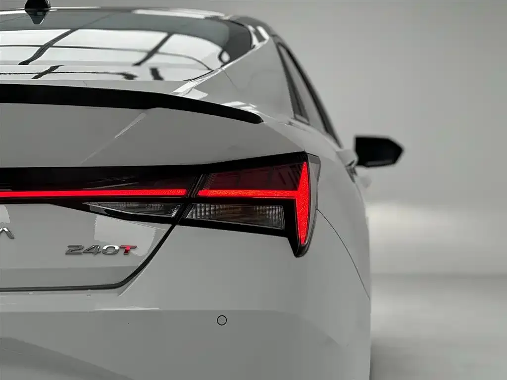 Hyundai Elantra — фото 2