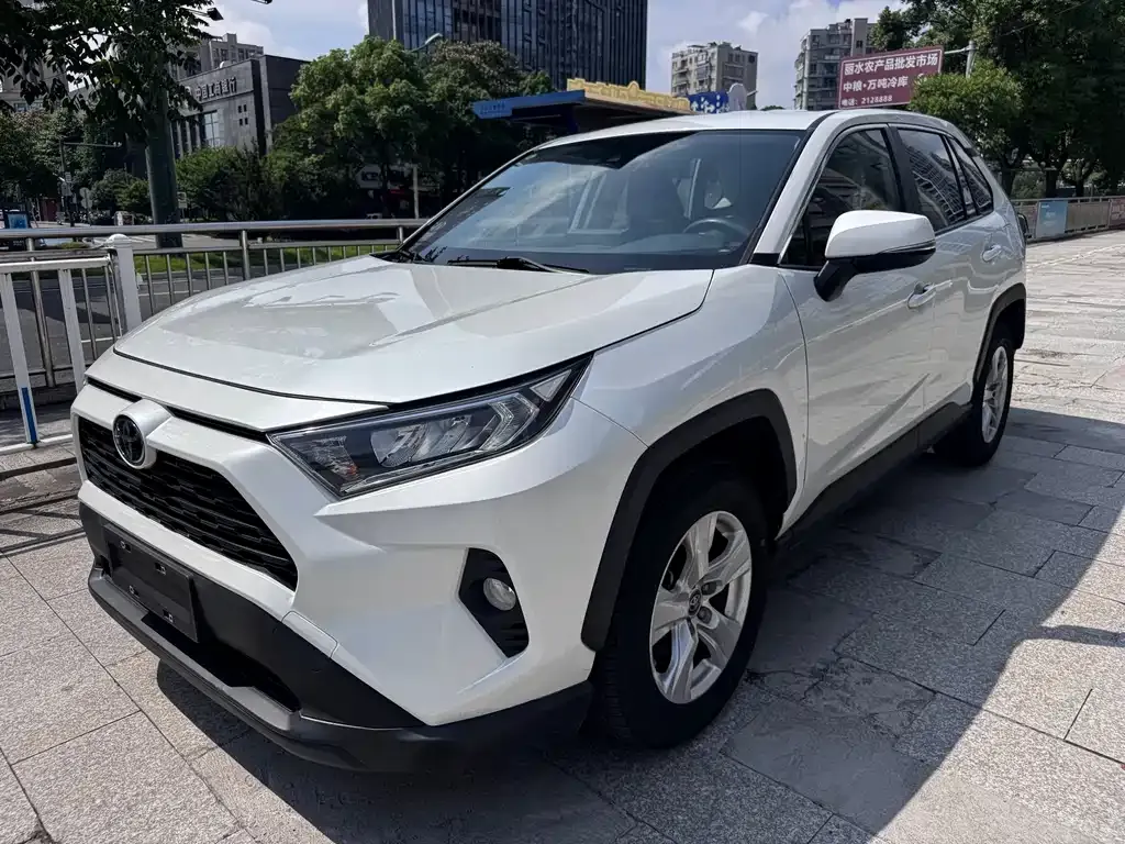 Toyota RAV4 — фото 1