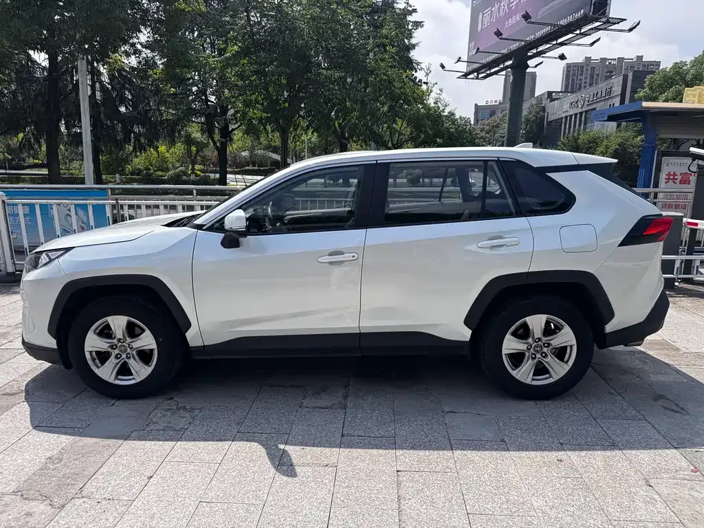 Toyota RAV4 — фото 10