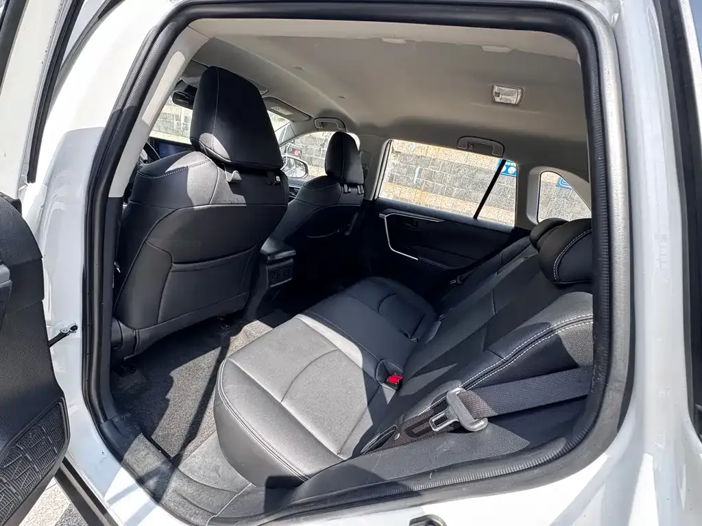 Toyota RAV4 — фото 2