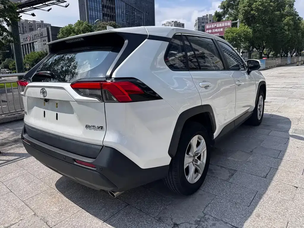 Toyota RAV4 — фото 9