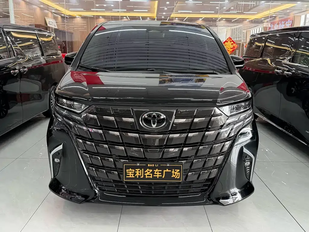 Toyota Alphard — фото 1
