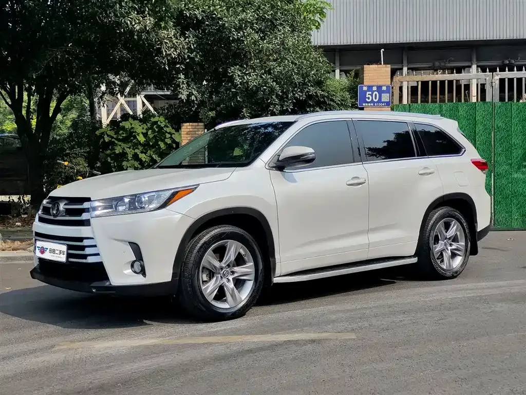 Toyota Highlander — фото 1