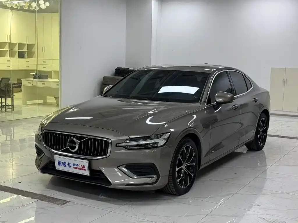 Volvo S60 — фото 1
