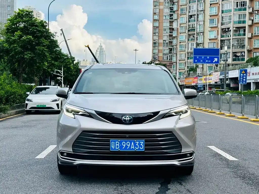 Toyota Sienna — фото 4