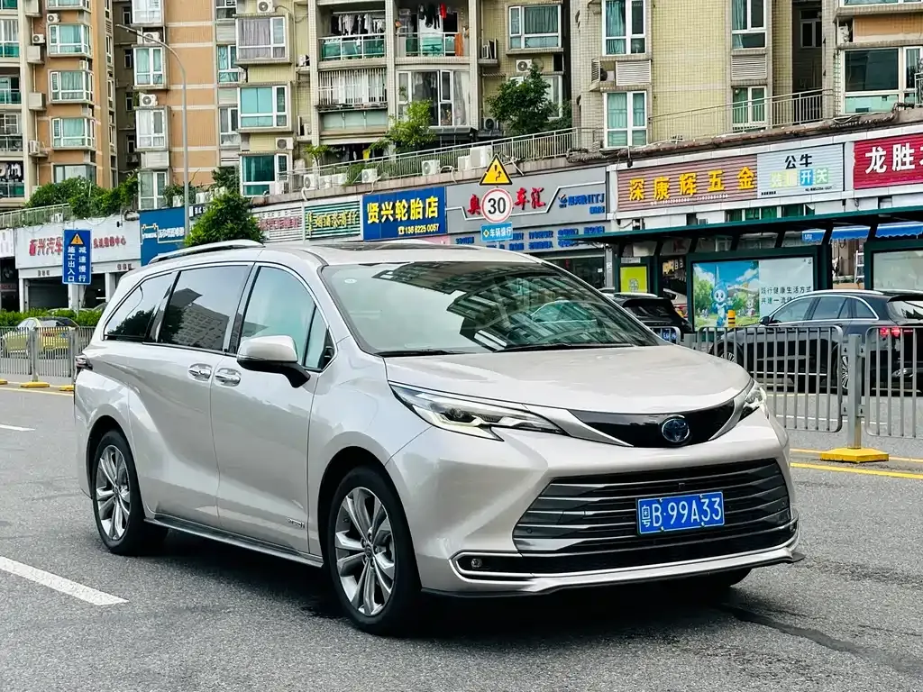 Toyota Sienna — фото 2