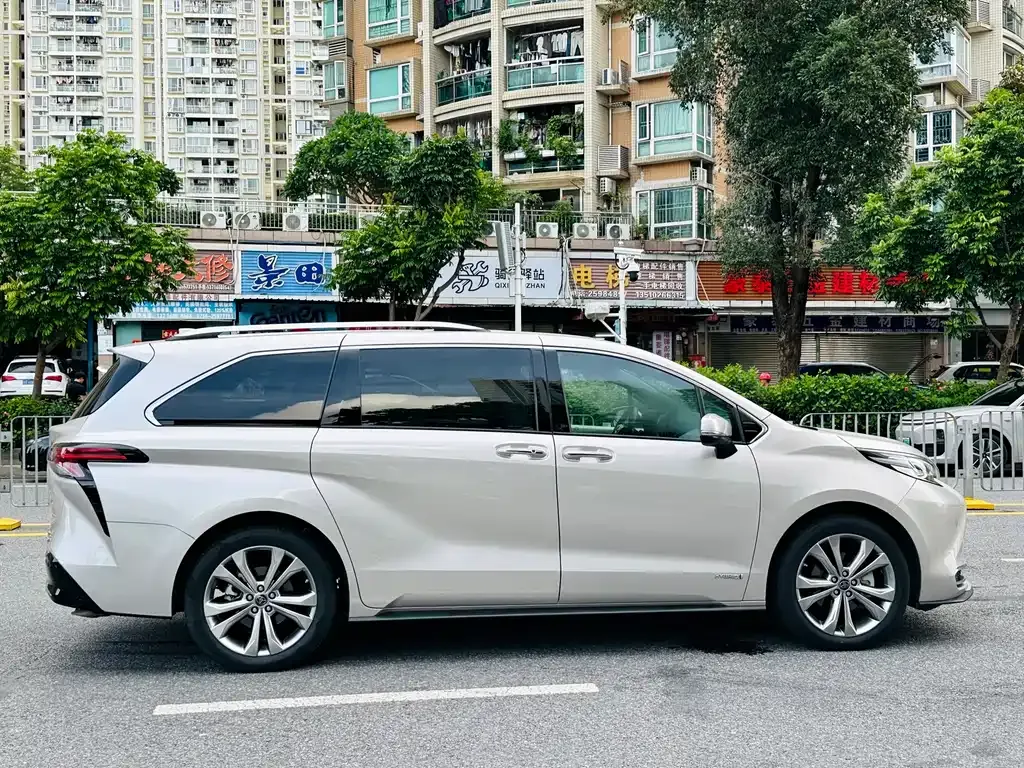 Toyota Sienna — фото 6
